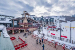Ski In Out 3 BDR Condo with Stunning Mountain Views